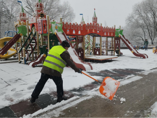 Дворы, парки и детские площадки очищают от первого снегопада в году