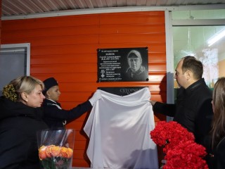 Ему исполнился бы 31 год: в Большеалексеевской школе открыли мемориал погибшему на СВО ученику