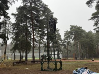 Шары, гирлянды и силуэты: в Кузьминском лесопарке устанавливают новогоднюю елку