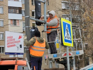 Новые светофоры устанавливают на пересечении улиц Солнцева и Федеративной