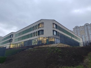 Науке — третий этаж, творчеству — второй: строители раскрыли секрет необычной планировки новой школы на 550 мест в Красногорске