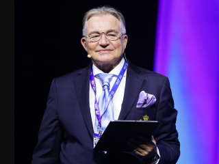 «Создает подобие сект»: депутат обвинил Диброва в свингерстве