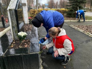 Воскресенские волонтеры навели порядок у мемориалов погибшим воинам на улице Кагана