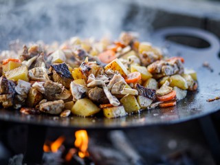 В сковородке на пеньке: глава Зарайска опубликовал новый рецепт приготовления мяса на природе