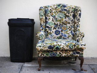 Дизайнерское кресло выставили у подъезда общежития на Новомытищинском проспекте