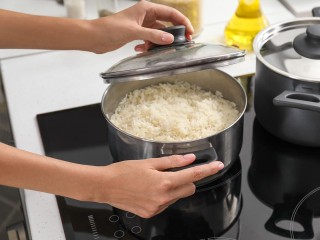 Покупатели тратят ₽1,5 млрд в месяц на японские рисовые треугольники: онигири стали хитом продаж