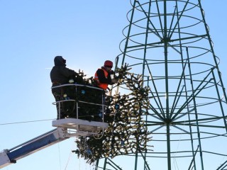 Новогоднюю ель начали устанавливать на Центральной площади Красноармейска