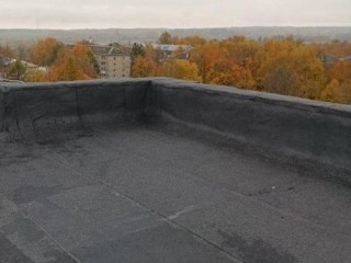 Крыша больше не течет: в какой срок коммунальщики обязаны устранить протечку и отремонтировать водосток — куда обращаться жителям Подмосковья