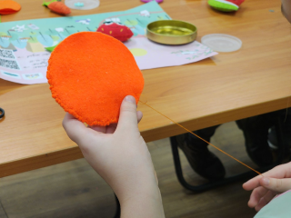 Тыква своими руками: маленькие жители Подольска изготовили фетровые игрушки вместе со студией «Мастерим»