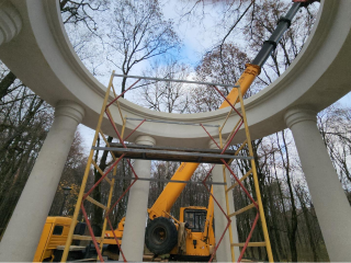 Ротонду с куполом весом 10 тонн установили в городском парке Красногорска