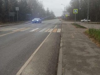 Обочины автодороги в поселке Свердловский очистили от мусора