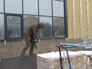 Началась облицовка фасада в физкультурно-оздоровительном комплекса с бассейном в Катюшках