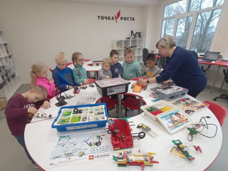 Масловские школьники рассказали дошколятам как построить роботов