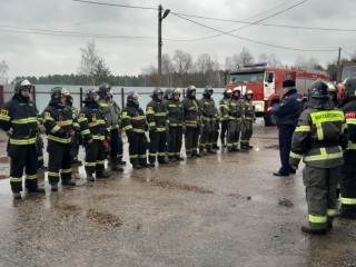 Пожарные против условного огня: зрелищные учения без жертв и разрушений прошли в поселке Белоомут