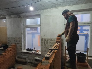 В Серпухове ремонтируют детсад № 51: строители пробивают новые проемы и возводят перегородки