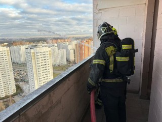 Вода против гравитации: как огнеборцы Подольска провели высотный эксперимент на 25-м этаже жилого дома