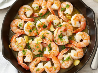 Чтобы мужа удивить: несложный домашний ужин ресторанного уровня — креветки, чеснок и 10 минут времени