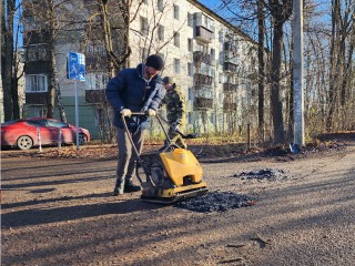 Почти 20 ям исчезли с дороги к домам и гаражам на Панфилова