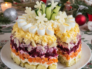 Детей за уши не оттащить: яркий салат «Подснежник» исчезает с новогоднего стола первым