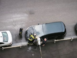 Жители Одинцова справились с огнем: как потушили горящий автомобиль на улице Белорусской