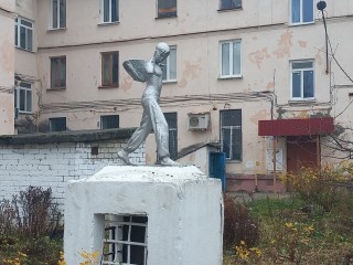Кирпичный постамент да груда камней: что осталось от типовых скульптур Электростали