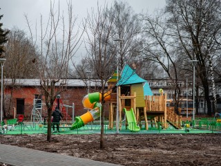 Спортивная площадка и качели: что еще установили в сквере «Молодежный»