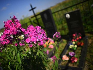 Поминальные сладости на кладбищах: можно ли их есть по православным канонам