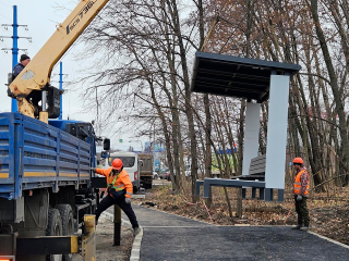 На Старом Дмитровском шоссе заканчивают установку современных остановочных павильонов