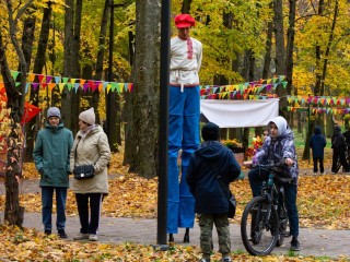 За книгой или в парке на веселых стартах приглашают провести выходные в Лосино-Петровском