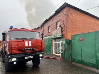 Огонь захватил кровлю, но не все здание: как спасатели «Мособлпожспаса» перехитрили пожар в автосервисе Одинцова