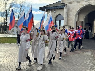 Шествием и сердечками-триколорами отметили шаховчане День народного единства