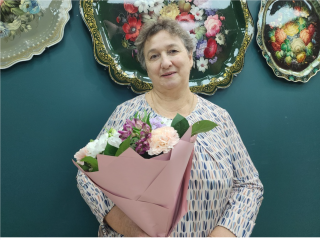 Жостовскую художницу наградили за верность промыслу в течение полувека