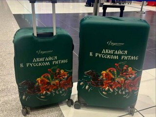 Федоскинская русская тройка на чемоданах будет путешествовать по миру