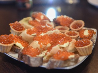 Больше икру ложками не едим: новогодний продукт-убийца оказался опасен почти для всех