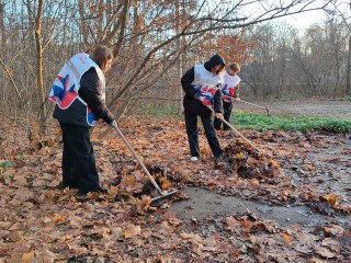 Щелковские волонтеры навели чистоту возле досугового центра «Навигатор»