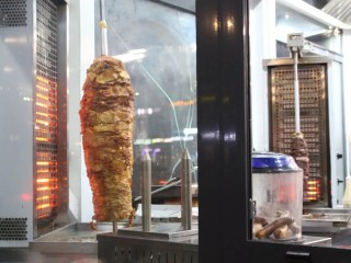 Есть шаурму и крутить педали велосипеда одновременно можно в Одинцове