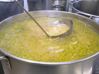 Сердечная забота: благотворительная трапезная Никольского собора согрела нуждающихся горячим обедом