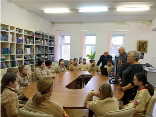 О боевых буднях и братстве «за ленточкой» юнармейцы узнали из первых уст