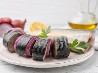 Главное — не рассол: шеф-повар из Котельников раскрывает секрет малосольной скумбрии