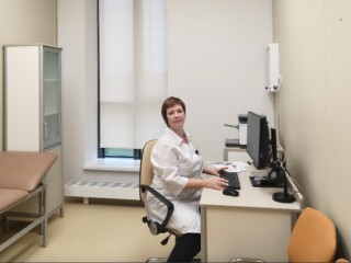 Опытный врач с 27-летним стажем принимает детей в диагностическом центре в Ромашкове