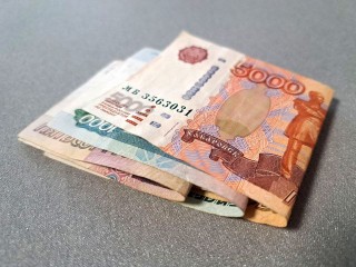 Наличные против карт: какую сумму нужно иметь на руках в 2025 году