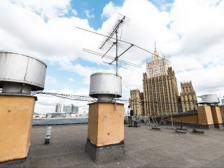 Опасность ради лайков: подростки залезли на крышу высотки на севере Москвы для фото