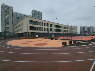 Строители завершают отделочные работы в новой школе на бульваре Космонавтов