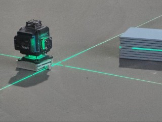 Строители начали облицовывать плиткой бассейн нового ФОК «Флагман»