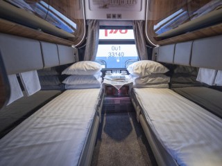 Просторные полки и душевые: куда можно будет поехать в новых плацкартах