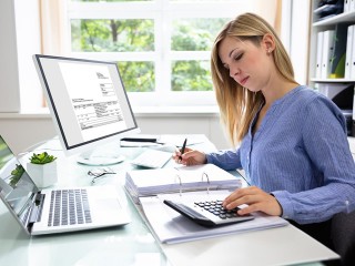 «Офисный живот»: гастроэнтеролог назвала главные причины и способы борьбы