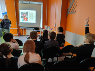 Час славы с легендой хоккея провели воскресенские школьники