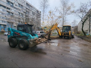 Старую плитку меняют на новую: как преображается двор на улице Некрасова