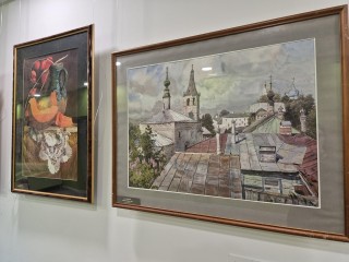 Стены школы в Демихове украсили пейзажи и натюрморты