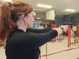 Ученики школы научились стрелять с помощью электронного тренажера